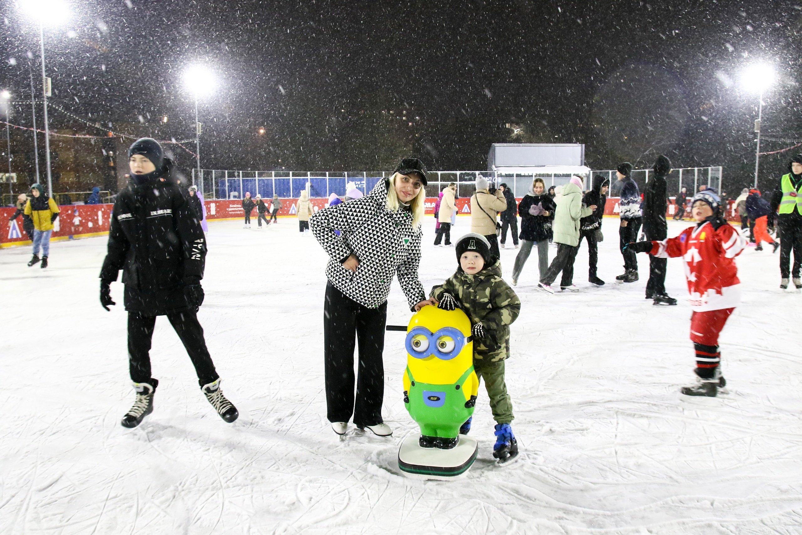 Каток в парке «Питомник» открыт!