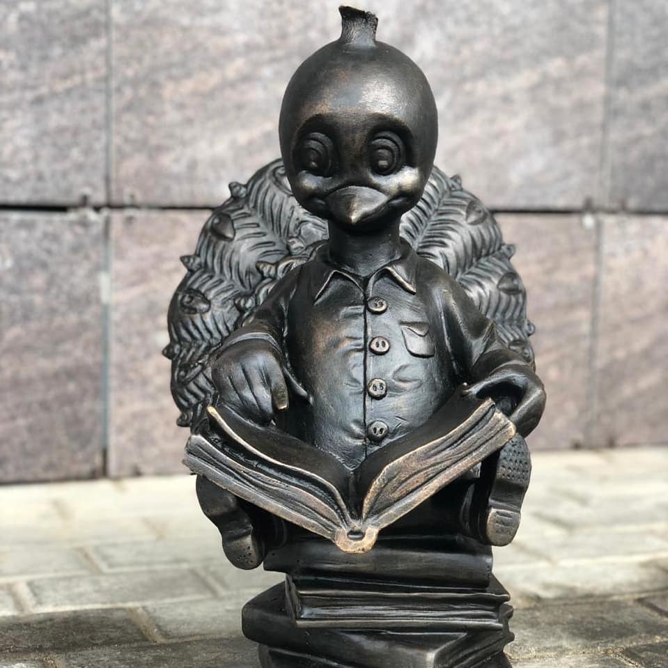 Павлинчик-умник поселился у библиотеки Серпухова